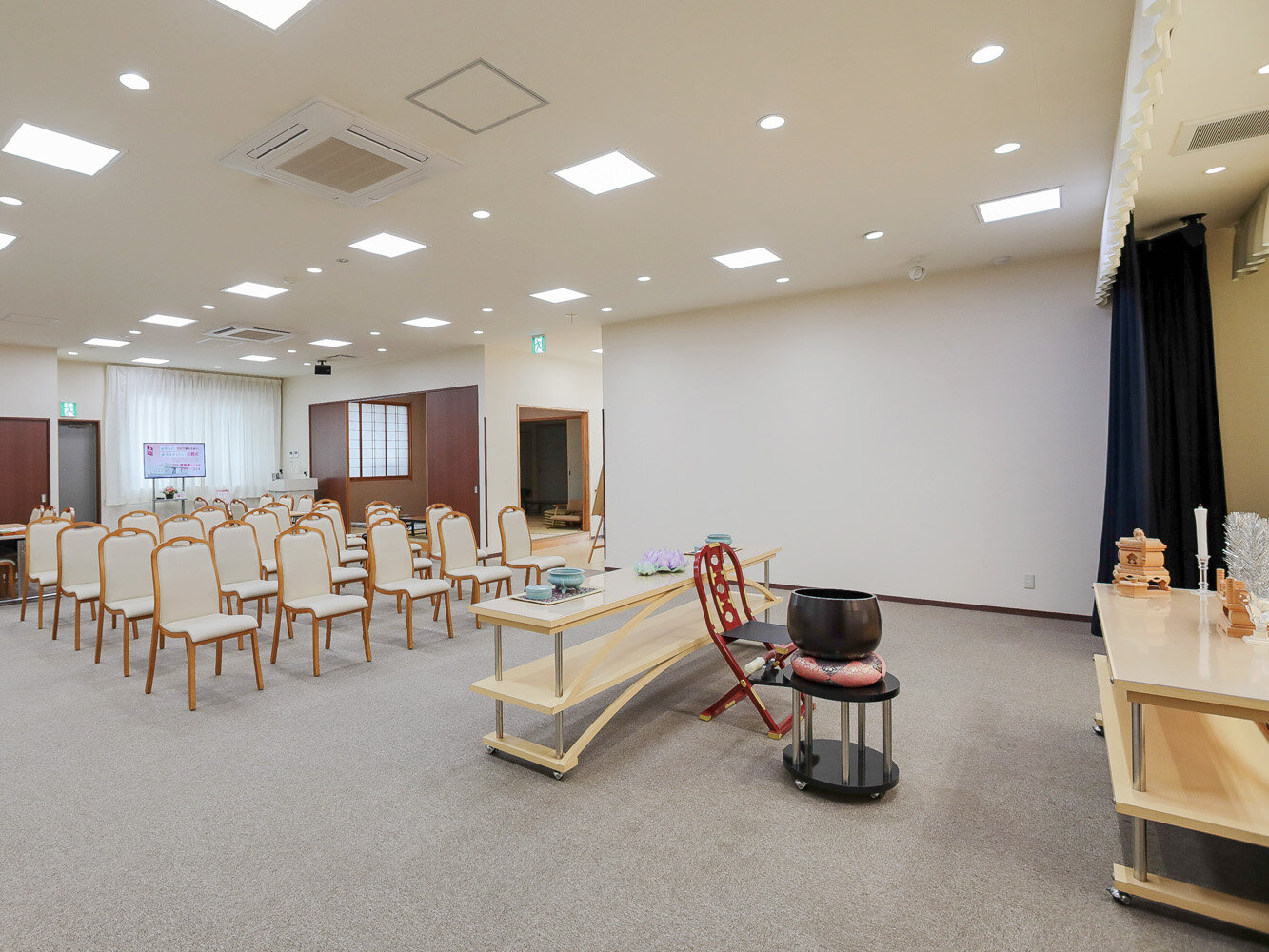 家族葬のファミーユ 長嶺西ホール　式場③（4/19枚）