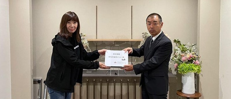 イロハ管理者の佐々木様（左）と北海道支社長の宮本（右）