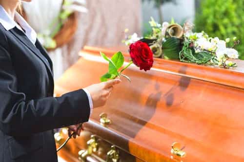 【家族葬の流れ】危篤から通夜、葬儀・告別式、火葬後まで解説