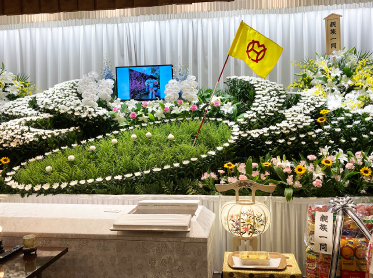 ゴルフをイメージした花祭壇 グリーン上にはゴルフ場の本物の旗が