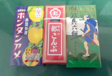 葬祭ディレクターが用意してくれた、父のお気に入りの駄菓子を棺に。